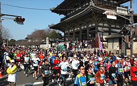 京都マラソンランナーたち　仁和寺二王門前 京都新聞　2012.03.12より　20120311110342ninnaji.jpg